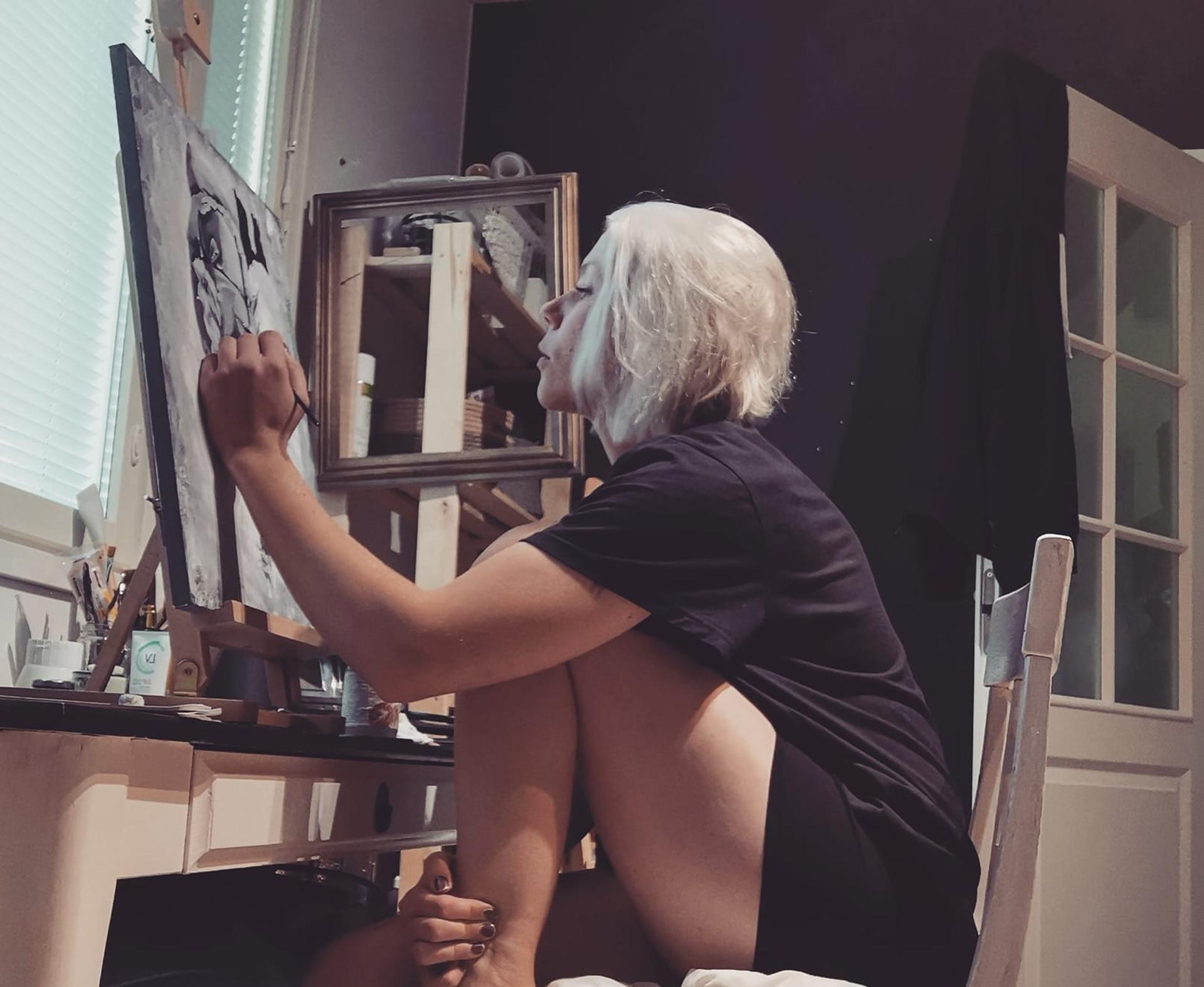 Starttimaalaus Oy:n yritt&auml;j&auml; Noora maalaamassa asiakkaalle uutta taulua