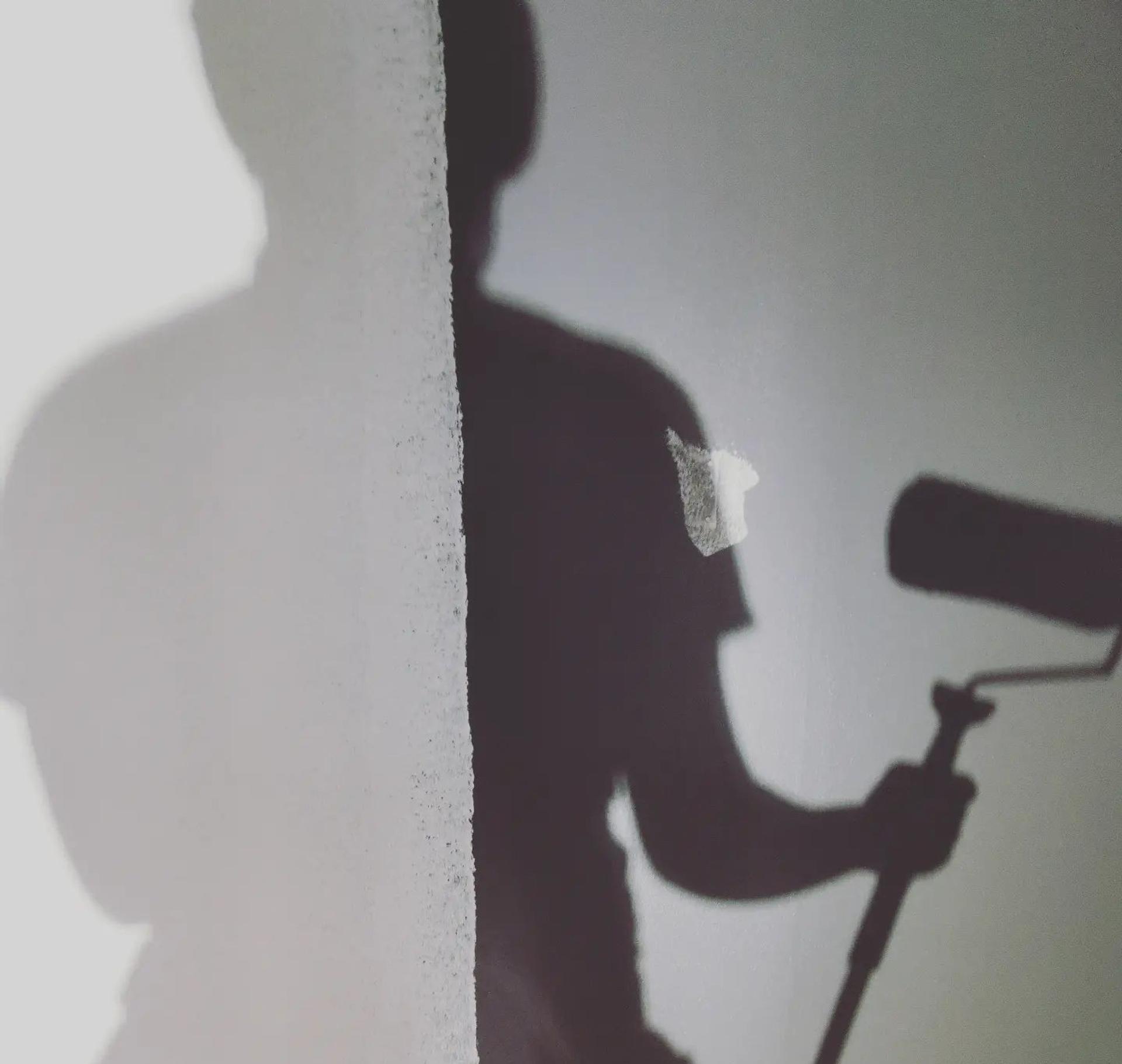 Starttimaalaus Oy:n yritt&auml;j&auml; Nooran siluettikuva kesken maalaust&ouml;iden