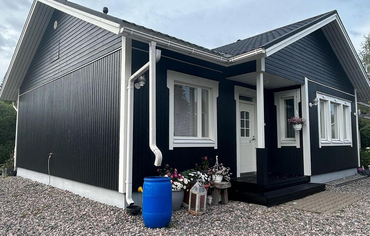 Starttimaalaus Oy:n yritt&auml;j&auml; Nooran valmiiksi maalaama talon ulkosivu