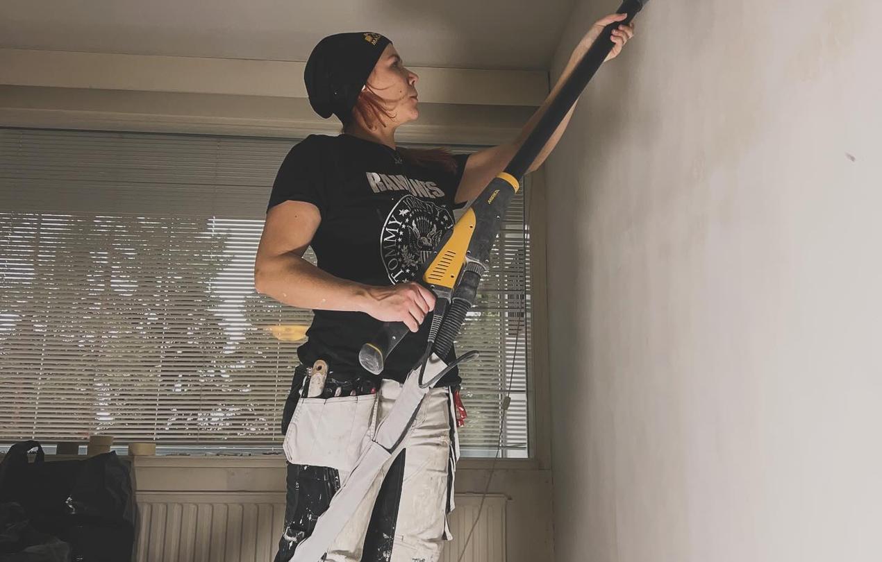 Starttimaalaus Oy:n yritt&auml;j&auml; Noora tekem&auml;ss&auml; sein&auml;n tasoitust&ouml;it&auml;