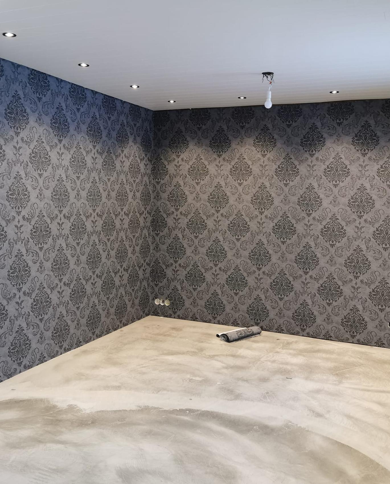 Starttimaalaus Oy:n Nooran tapetoima huone, jossa harmaat, tyylikk&auml;&auml;t tapetit.