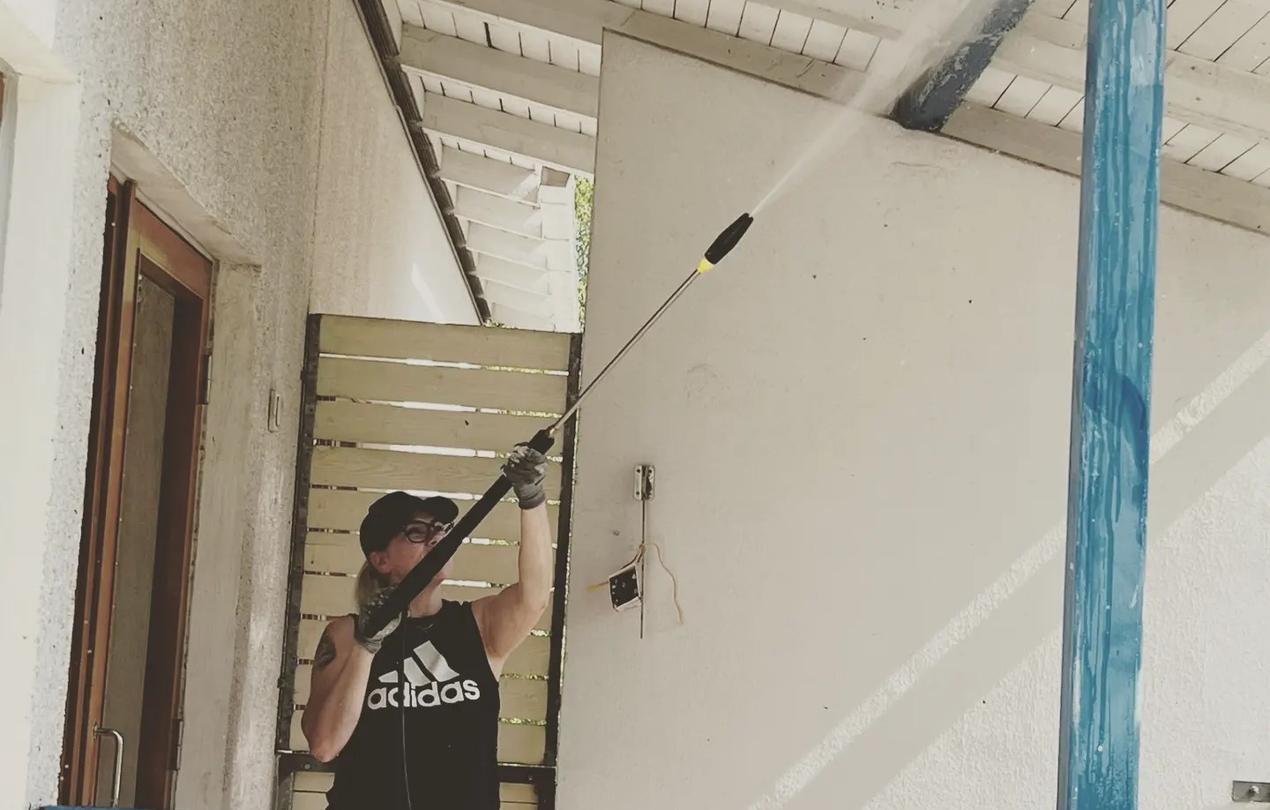 Starttimaalaus Oy:n yritt&auml;j&auml; Nooran vihert&auml;v&auml;ksi maalaama talon ulkosivu