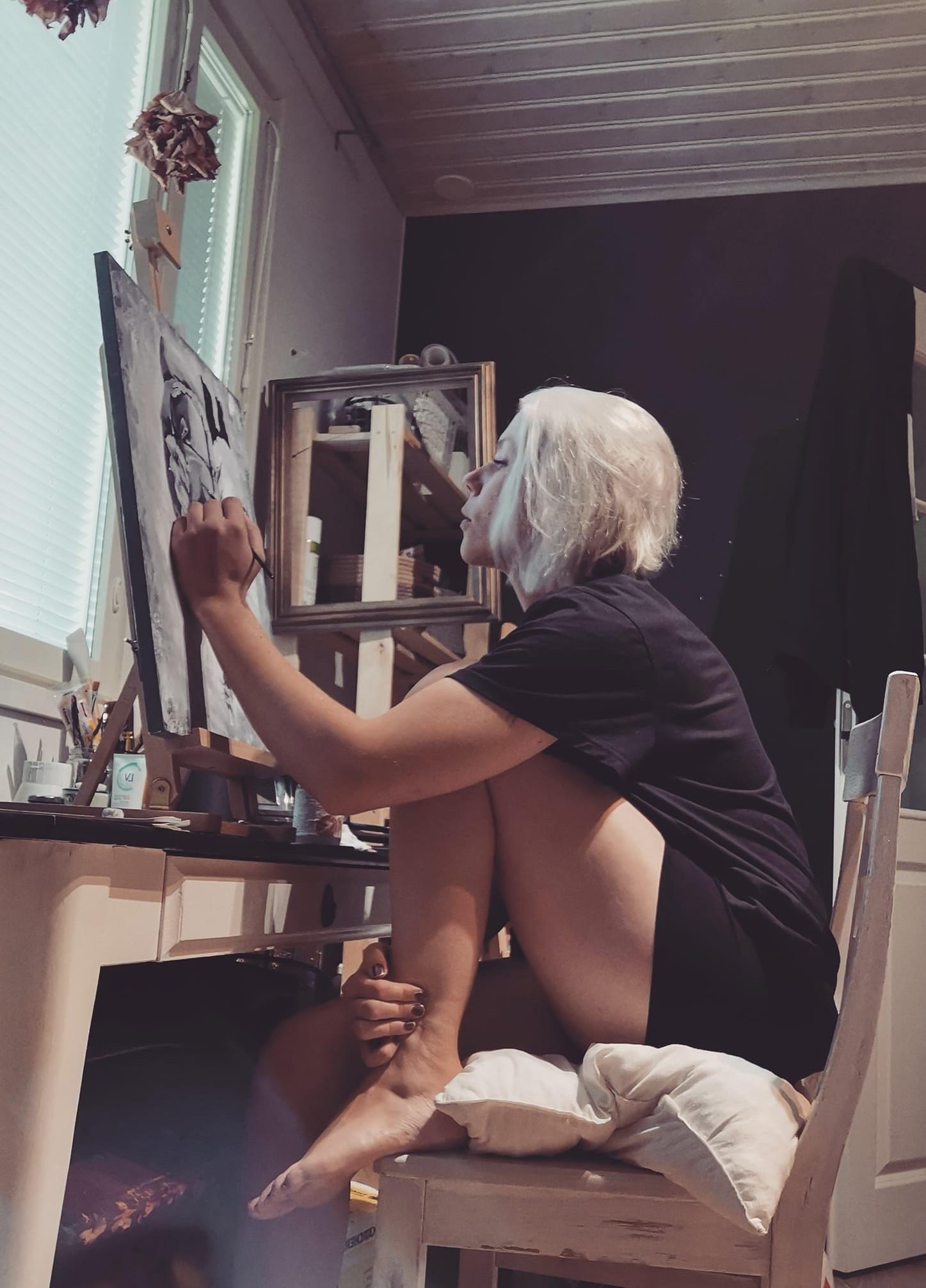 Starttimaalaus Oy:n Noora maalaamassa uutta taideteosta asiakkaalle.